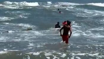 dalgalar botu devirdi denizde can pazari wmCFA5Mg