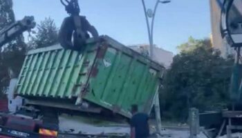 demir yuklu kamyon devrildi axUc5Jk2