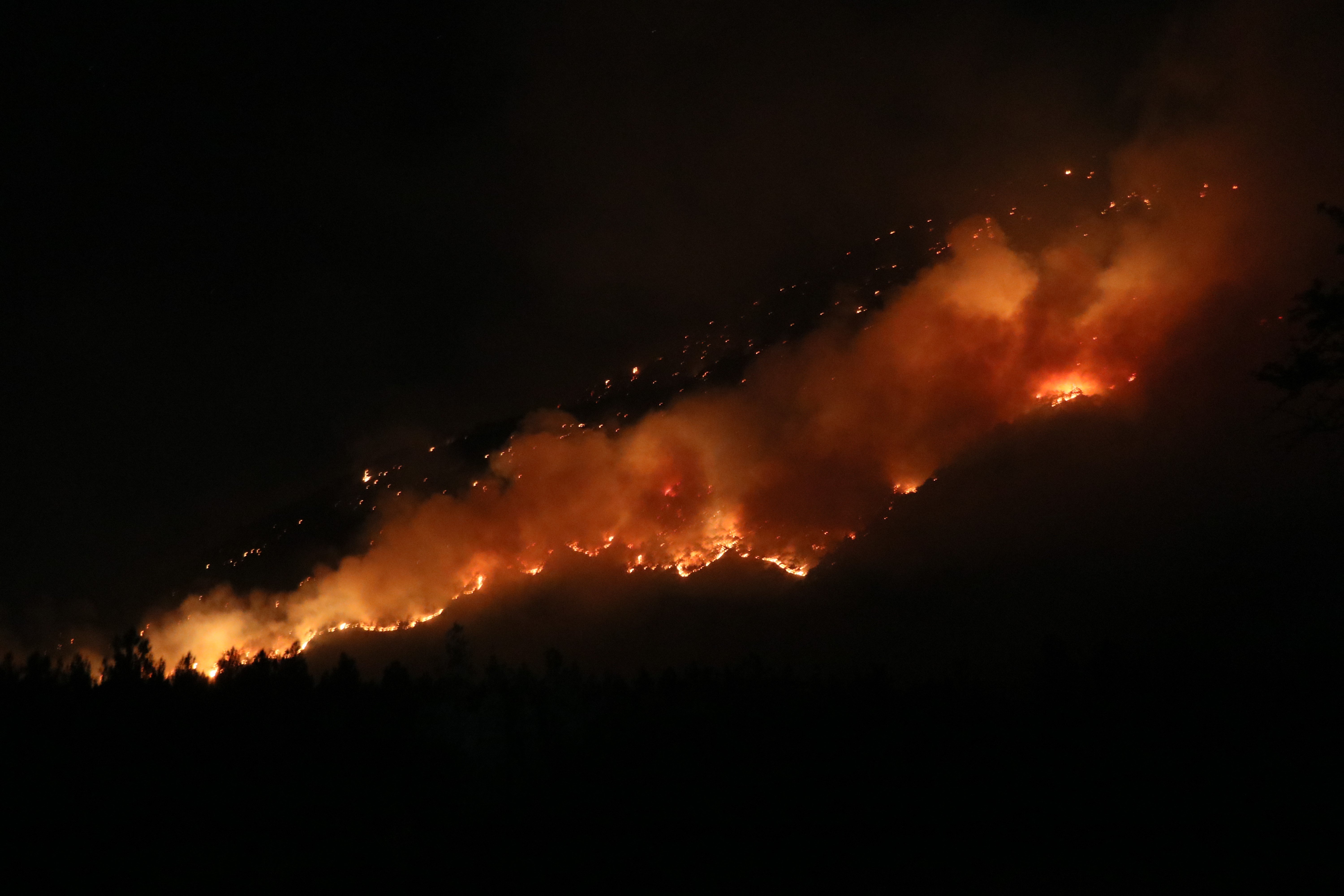 denizlide orman yanginina gece karadan mudahale suruyor 0 5baBgayI
