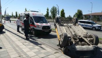 devrilen ticari taksi ters dondu 1 yarali BtWwUPcC