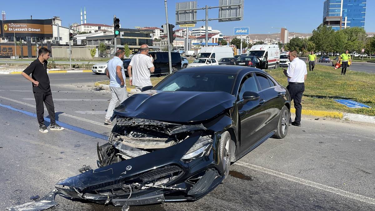 dikkatsizlik kazaya neden oldu yaralilar var 1 nNwe118O