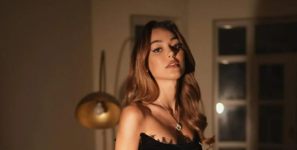 dilan cicek deniz sevgilisine ask dolu paylasim jCzGMYXS