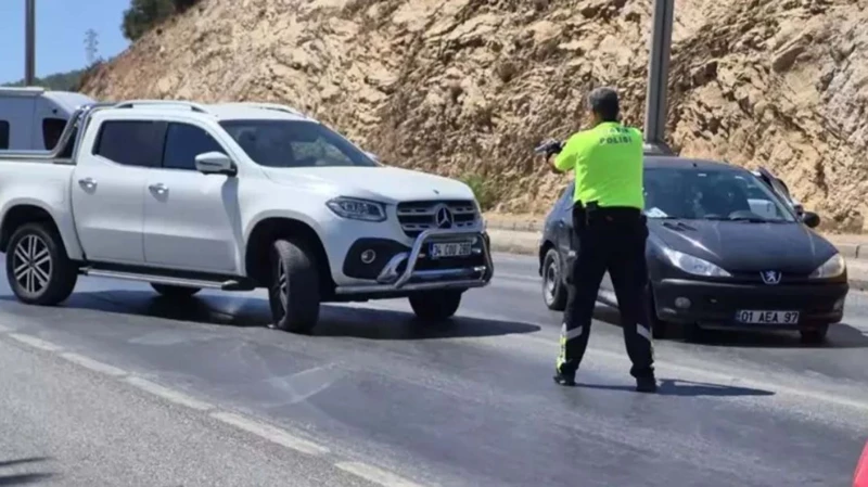 dilan citak sessizligini bozdu polislerin uzerine araba surmustu 0