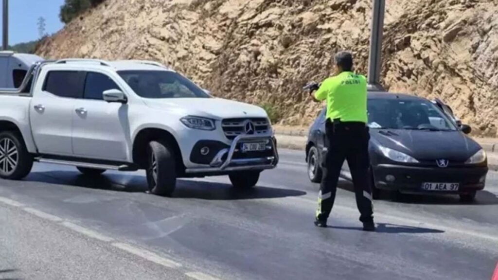 dilan citak sessizligini bozdu polislerin uzerine araba surmustu OVwVmAUq