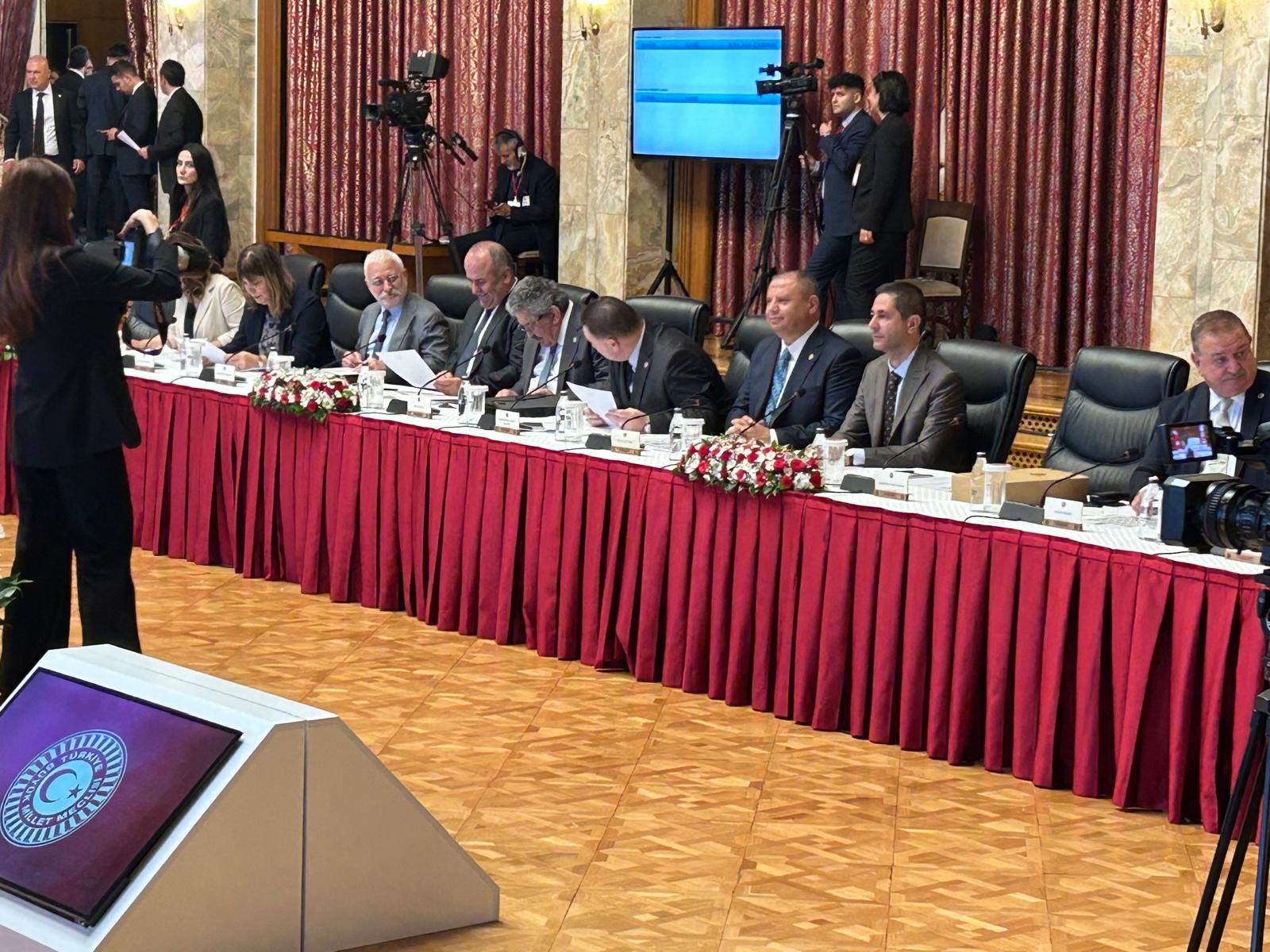 disari bilgi sizinca meclis baskanini cildirtti vekillerin telefonlari toplatildi tarihte bir ilk yasandi 0 r8ZETk8s