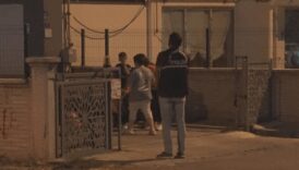 dolaptaki esyasinin yerini degistirdigi icin kardesini bicakladi JCYupSM9