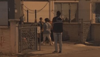 dolaptaki esyasinin yerini degistirdigi icin kardesini bicakladi JCYupSM9