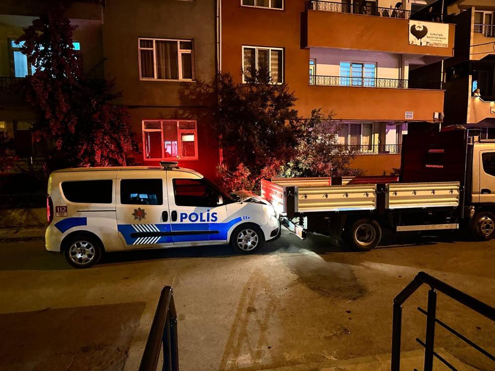 dur ihtarina uymayan kamyonet polisi alarma gecirdi barikat kurulan araca carpti 0 EIIWrtKQ