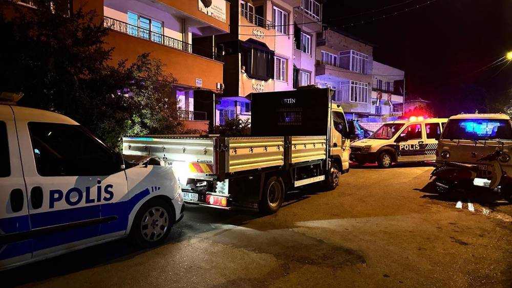 dur ihtarina uymayan kamyonet polisi alarma gecirdi barikat kurulan araca carpti 1 71eXv5AO