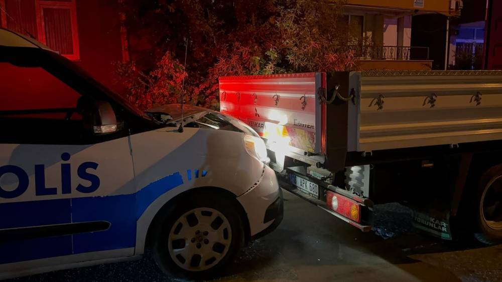 dur ihtarina uymayan kamyonet polisi alarma gecirdi barikat kurulan araca carpti 2 wtISUvjS