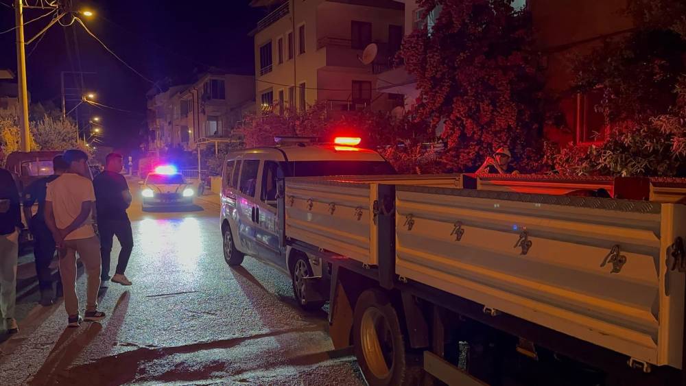 dur ihtarina uymayan kamyonet polisi alarma gecirdi barikat kurulan araca carpti 3 lEcRFhOz