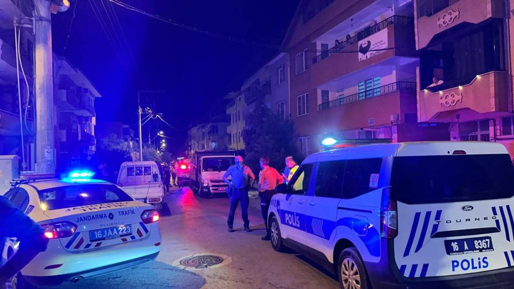 dur ihtarina uymayan kamyonet polisi alarma gecirdi barikat kurulan araca carpti 7 RZOkYpwk