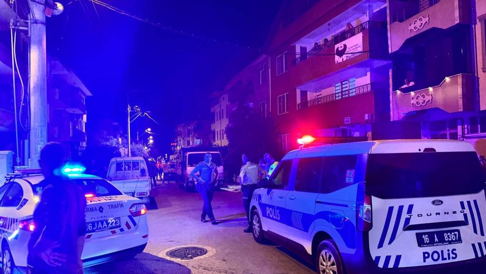 dur ihtarina uymayan kamyonet polisi alarma gecirdi barikat kurulan araca carpti 8 y4njcdtT