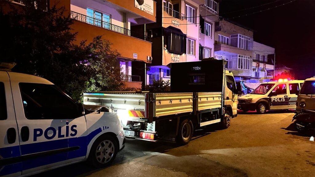 dur ihtarina uymayan kamyonet polisi alarma gecirdi barikat kurulan araca carpti BCXCzkfl
