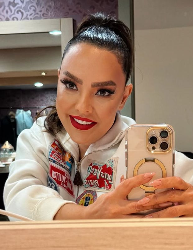 ebru gundesten imaj devrimi hayranlari ikiye bolundu 5 CD4pbWJD