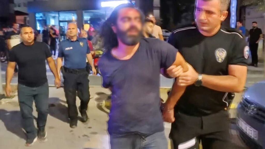 eski koca restoran basti onune geleni bicakladi vurdu darp etti SnHjq9ar