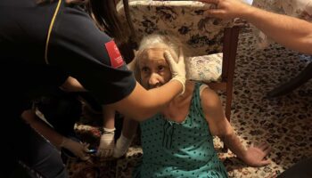 evinde dusup yaralanan yasli kadini ekipler kurtardi CZSTEe35