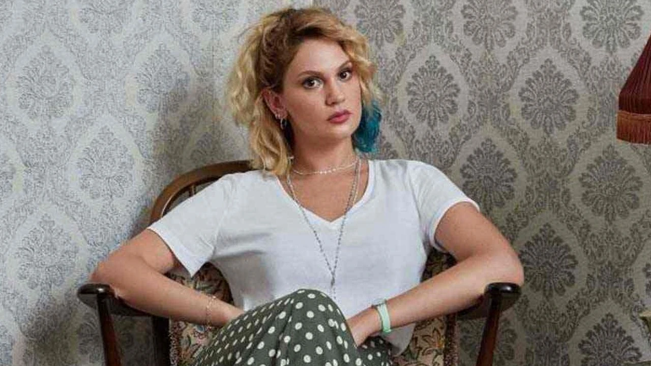 farah zeynep abdullahtan gunaydin ask surprizi basrolde athena gokhan var adi ask iddialarina karismisti ZkjLOUa7