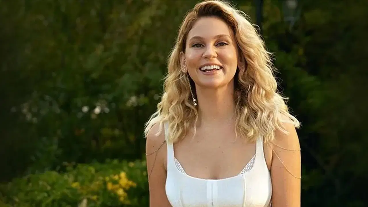 farah zeynep abdullahtan gunaydin ask surprizi basrolde athena gokhan var adi ask iddialarina karismisti cAWWQRSJ