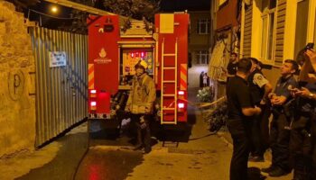 fatihte 3 katli binanin cati kati alev alev yandi AckluQJb