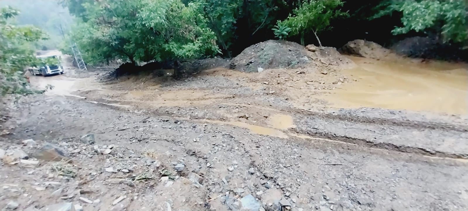 fekede saganak sonrasi dereler tasti yollar kapandi 1 zUEzTrql
