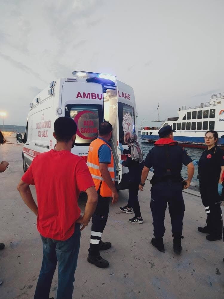 feribotta umutsuzluk herkesin gozu onunde kendini denize birakti 5 LpnMtwq4