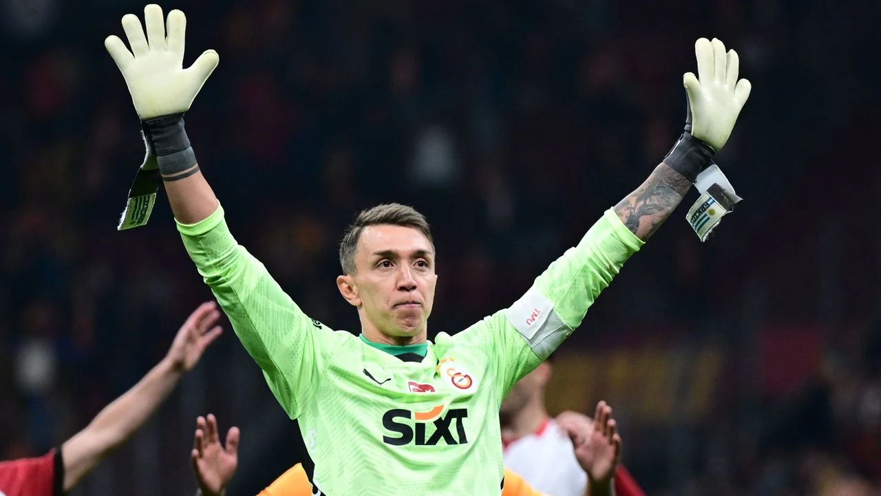 galatasarayda gundem hala kaleci transferi muslera da devreye girdi 4 EYuZk7Pk
