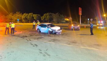 gece yarisi 2 otomobil carpisti 9hJbmRgJ