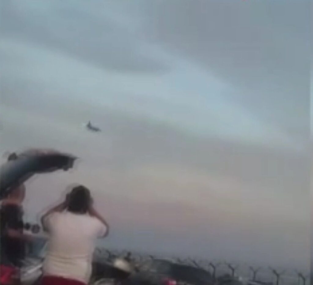 gosteri provasi sirasinda f16 ucagi yere cakildi 1 kisi hayatini kaybetti fMsaOxnC