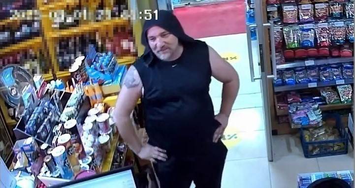 gulerken bir anda yere yigildi orada hayatini kaybetti 0
