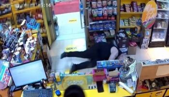 gulerken bir anda yere yigildi orada hayatini kaybetti sxkP9X2T