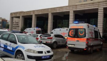 hastaneye doguma gelen kadin once polis zoruyla kocasini hastaneden kovdurdu sonra dogumhaneye gitti MLj4UQbY