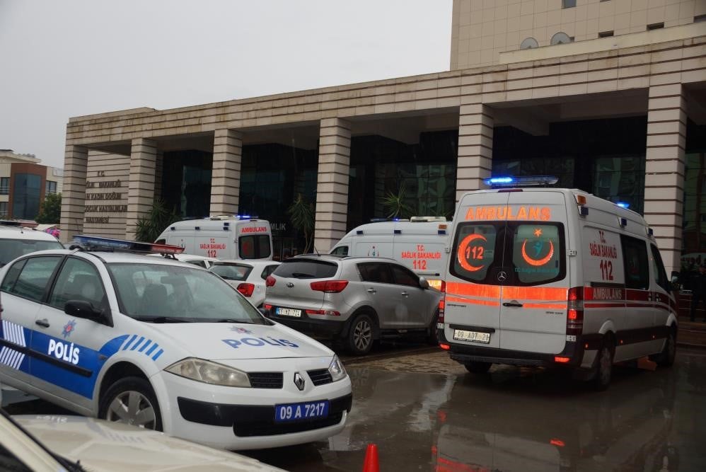 hastaneye doguma gelen kadin once polis zoruyla kocasini hastaneden kovdurdu sonra dogumhaneye gitti MLj4UQbY