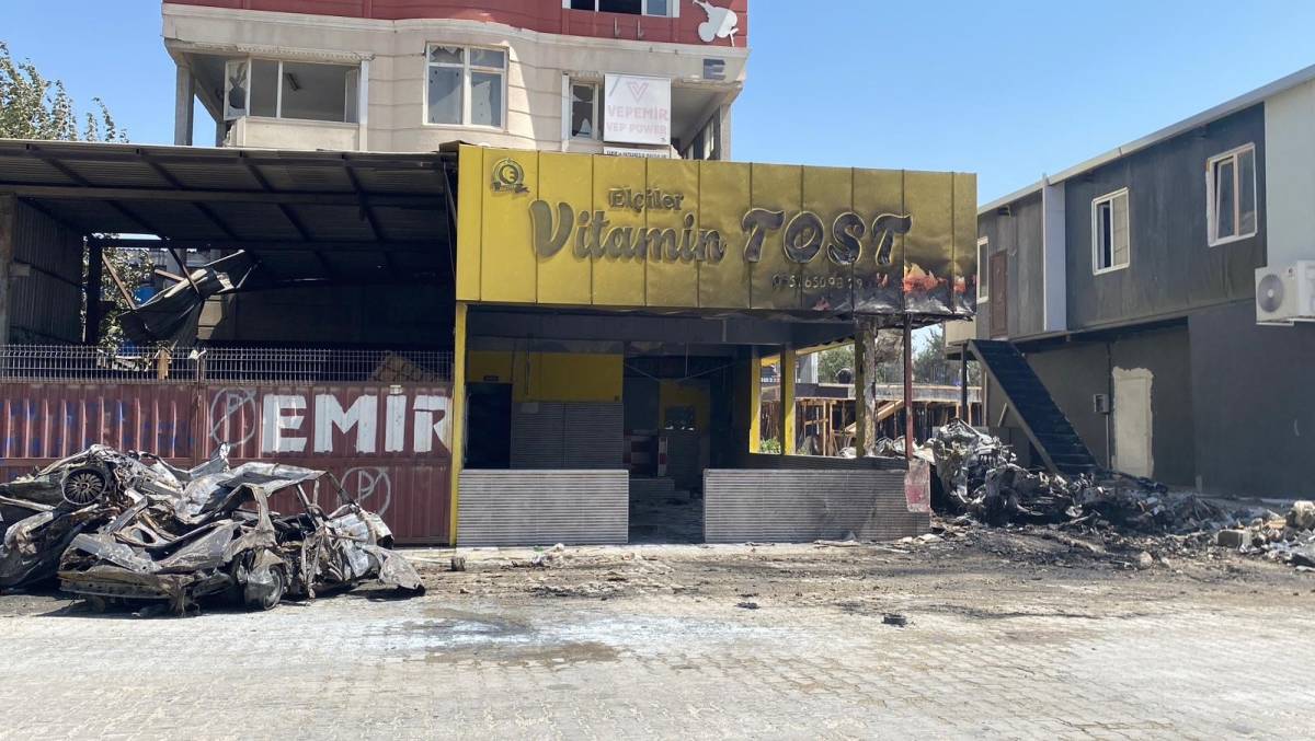hatayda yangin isyeri ve hurda araclar kule dondu 1 hwzGn5Qq