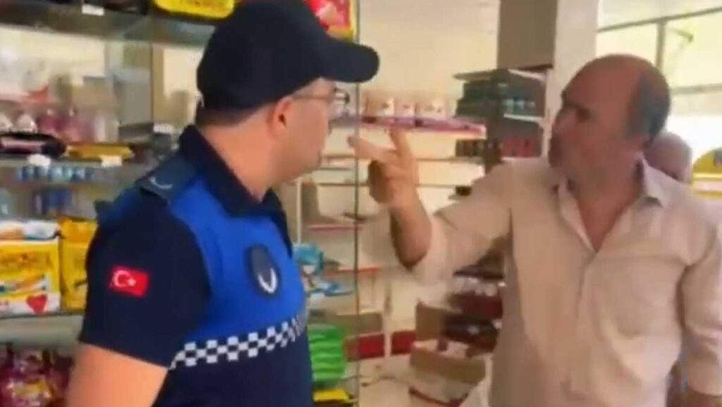 hem tarihi gecmis urun satti hem de zabitaya saldirdi mPjDzlHc