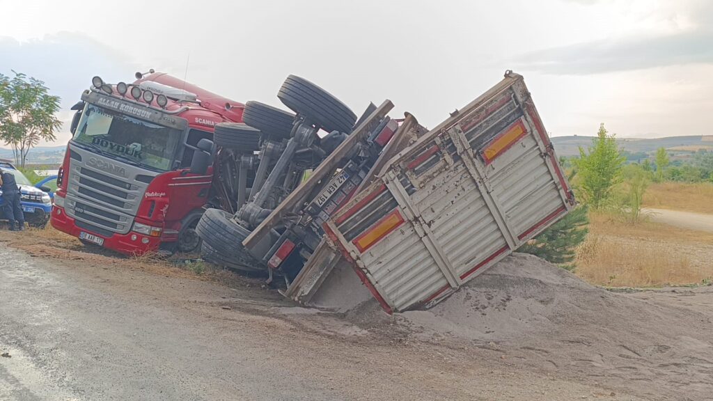 inegolde kum yuklu tir devrildi surucu yaralandi PQb2tAg9