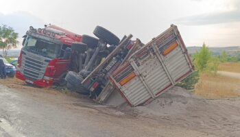 inegolde kum yuklu tir devrildi surucu yaralandi PQb2tAg9