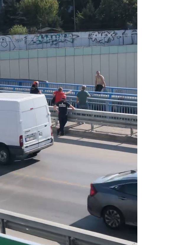 intihar etmek icin ust gecide cikti trafik felc oldu 0 AwWbgm14