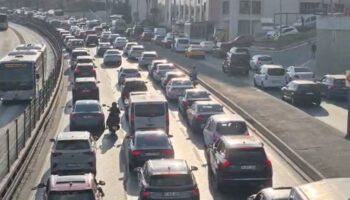 intihar etmek icin ust gecide cikti trafik felc oldu rDcuUW5c