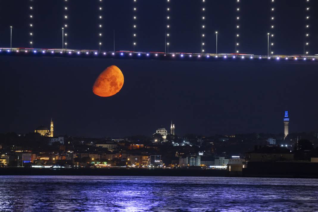 istanbulda ay beyazit camisi ile birlikte goruntulendi 0 49IfWWyB