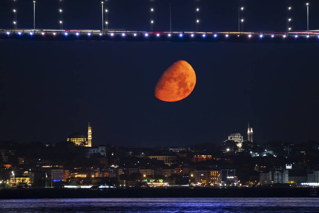 istanbulda ay beyazit camisi ile birlikte goruntulendi 1 O66BfVE6