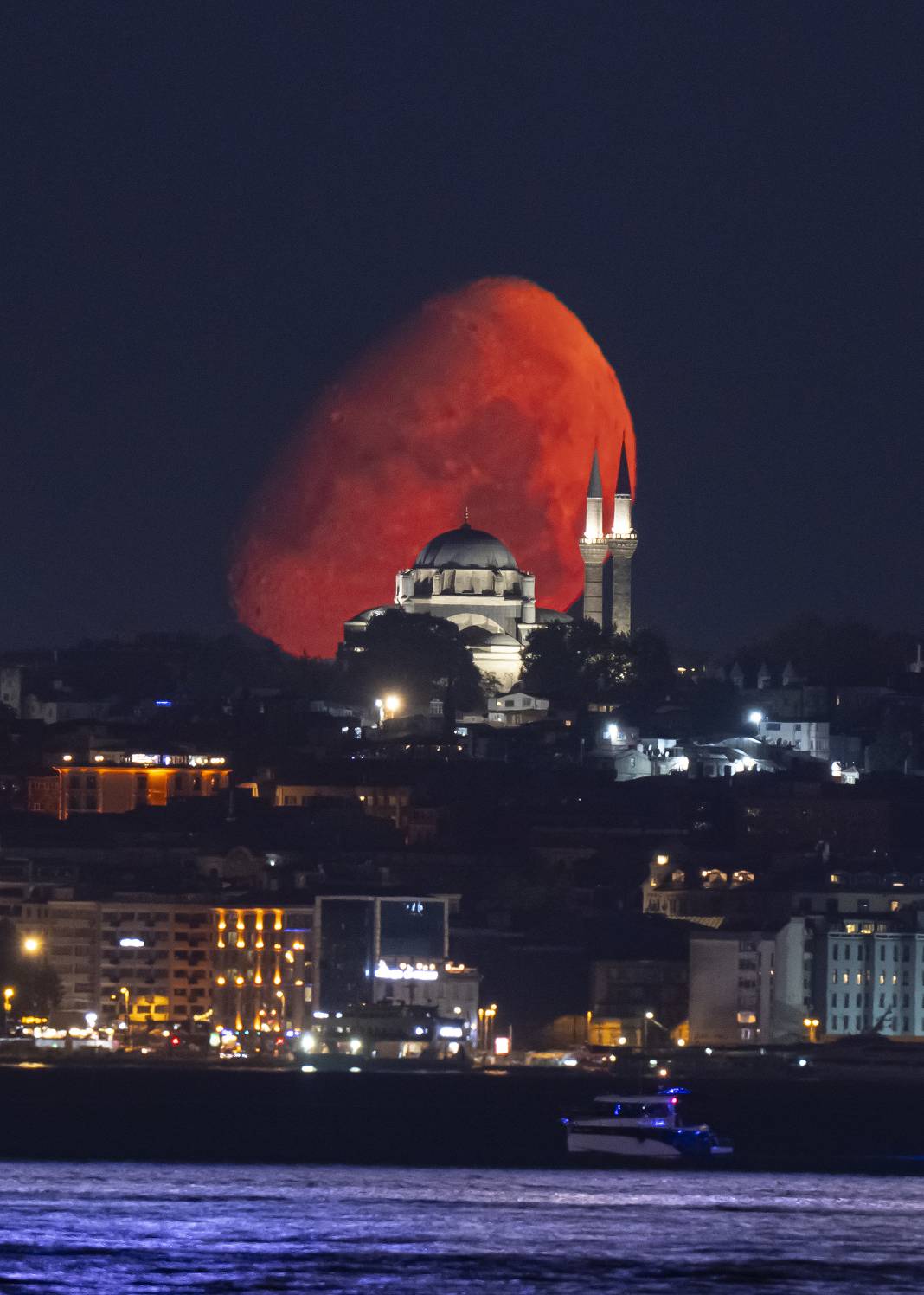 istanbulda ay beyazit camisi ile birlikte goruntulendi 2 ayWOn4fP