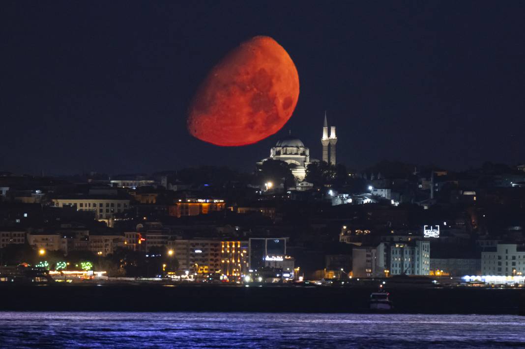 istanbulda ay beyazit camisi ile birlikte goruntulendi 3 IrfalESU