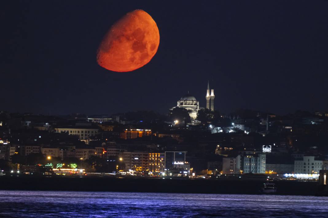 istanbulda ay beyazit camisi ile birlikte goruntulendi 4