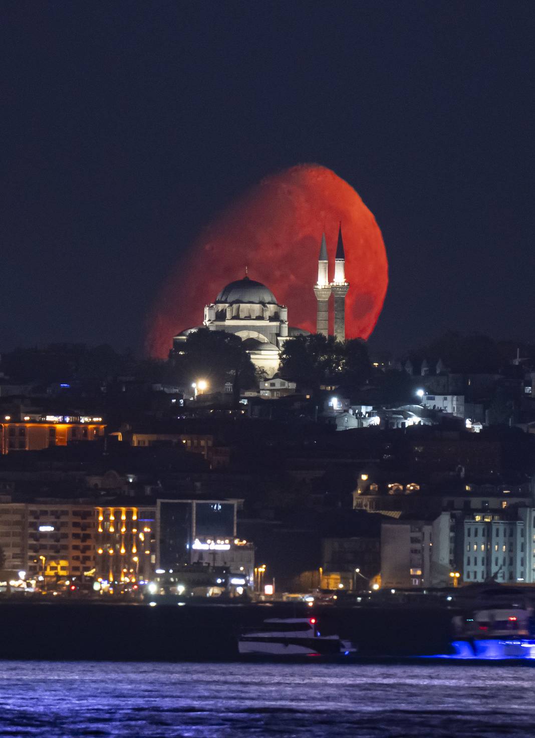 istanbulda ay beyazit camisi ile birlikte goruntulendi 6 8nQWW17J