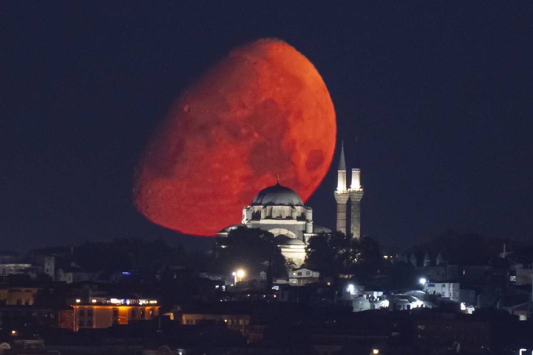 istanbulda ay beyazit camisi ile birlikte goruntulendi 7 rgiTYgQw