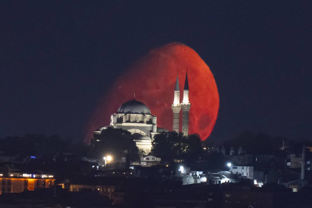 istanbulda ay beyazit camisi ile birlikte goruntulendi 8 Brynw4Wq
