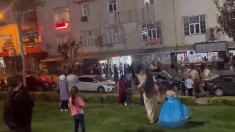 istanbulda dugun cikisinda dehset kadinlar ve cocuklar da dahil oldu 0 FtKDJbPS