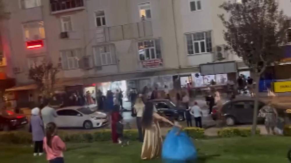 istanbulda dugun cikisinda dehset kadinlar ve cocuklar da dahil oldu 6 IbpAibSk