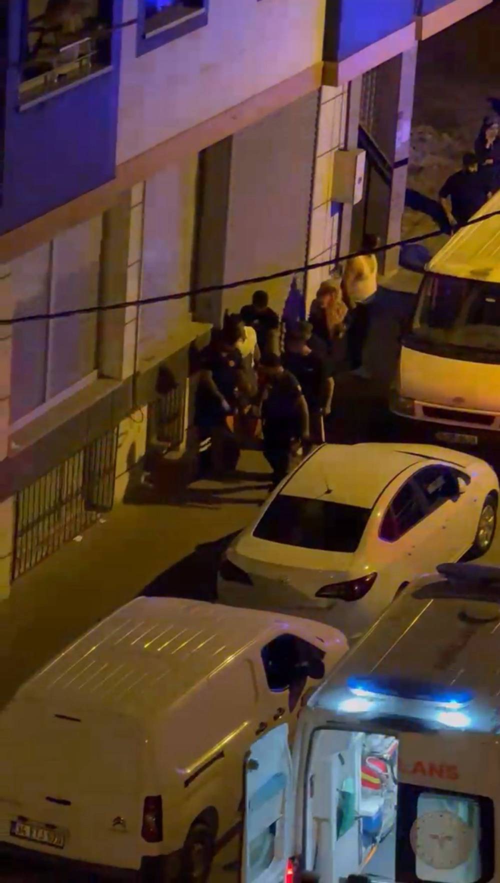 istanbulda evde kanli kavga gecenin sessizligi silah sesiyle bozuldu yaralilar var 3 XJrwBnsX